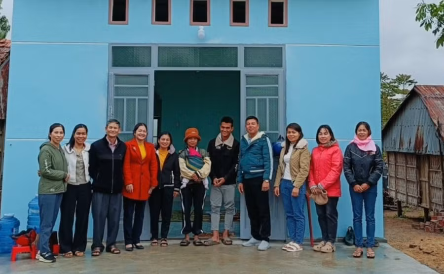 Đoàn công tác bàn giao nhà cho ông Đinh Hên. Ảnh: Hữu Nở