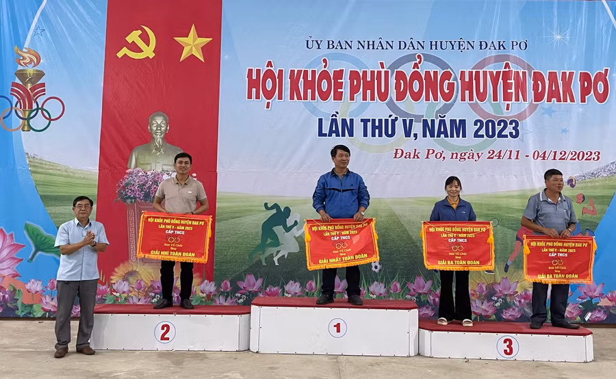 Ban tổ chức trao giải cho các đơn vị xuất sắc. Ảnh: Tuyết Mai
