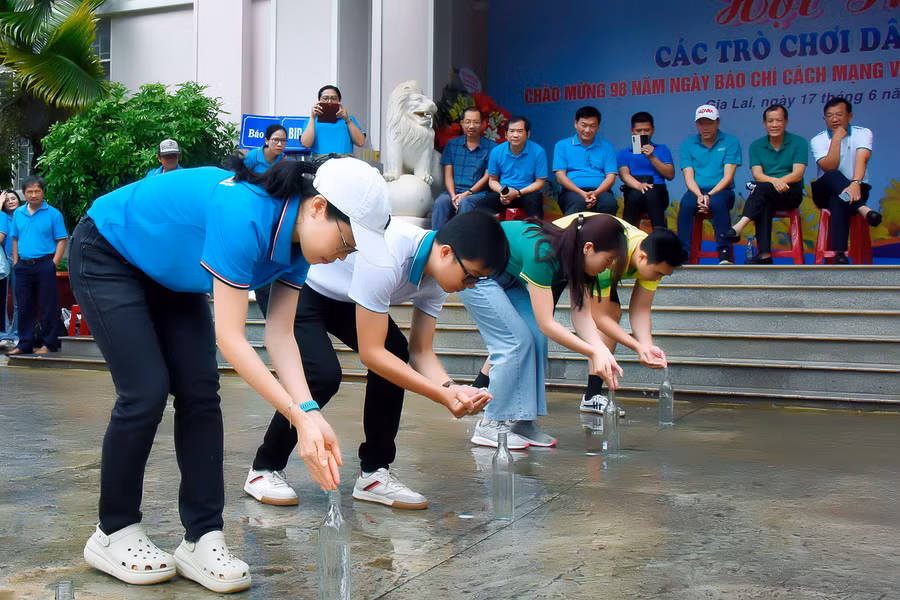 Trò chơi đổ nước vào chai yêu cầu vận động viên phải di chuyển nhanh song cũng phải thật khéo léo. Ảnh: Đức Thụy