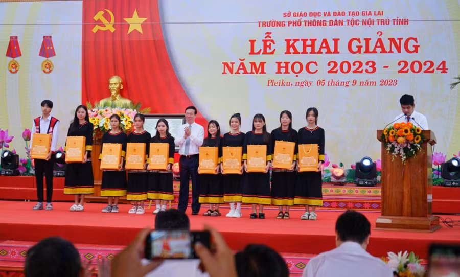 Chủ tịch nước Võ Văn Thưởng trao học bổng cho 10 em học sinh Trường Phổ thông Dân tộc nội trú tỉnh Gia Lai.
