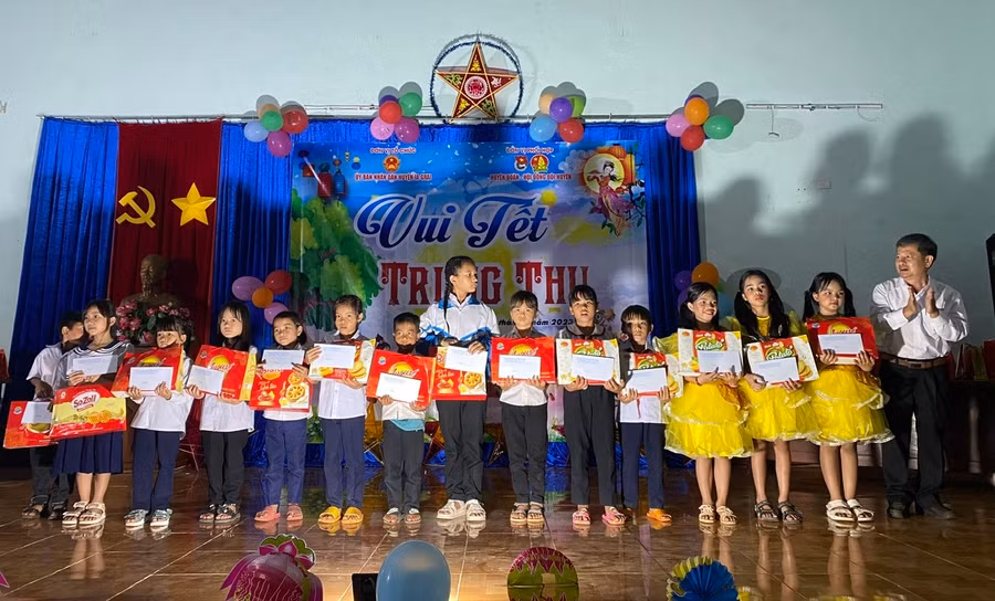 Huyện Ia Grai trao học bổng cho học sinh có hoàn cảnh khó khăn nhân dịp Tết Trung thu. Ảnh: Phương Lộc