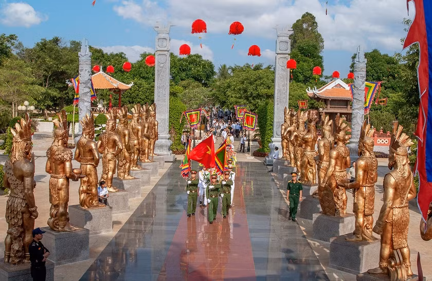 Lực lượng vũ trang dâng hương, dâng hoa tại Đền thờ Quốc Tổ Hùng Vương ở Công viên Đồng Xanh (TP. Pleiku). Ảnh: Nguyễn Linh Vinh Quốc