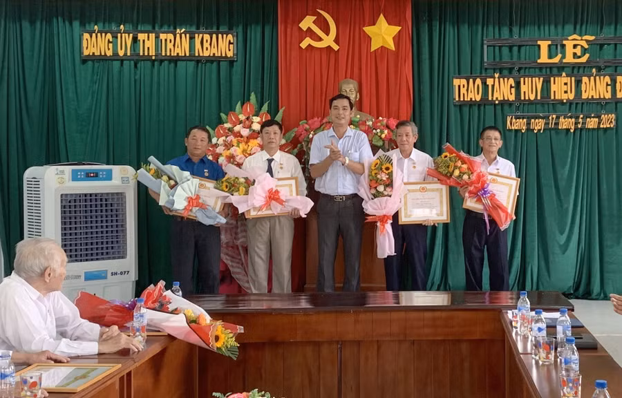 Thường trực Huyện ủy Kbang trao huy hiệu Đảng cho các đảng viên tại thị trấn. Ảnh: Hồng Hạnh
