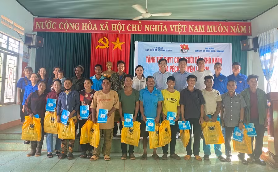 Các đơn vị trao thẻ bảo hiểm y tế cho người dân xã Ia Pếch, huyện Ia Grai. Ảnh: Phương Lộc