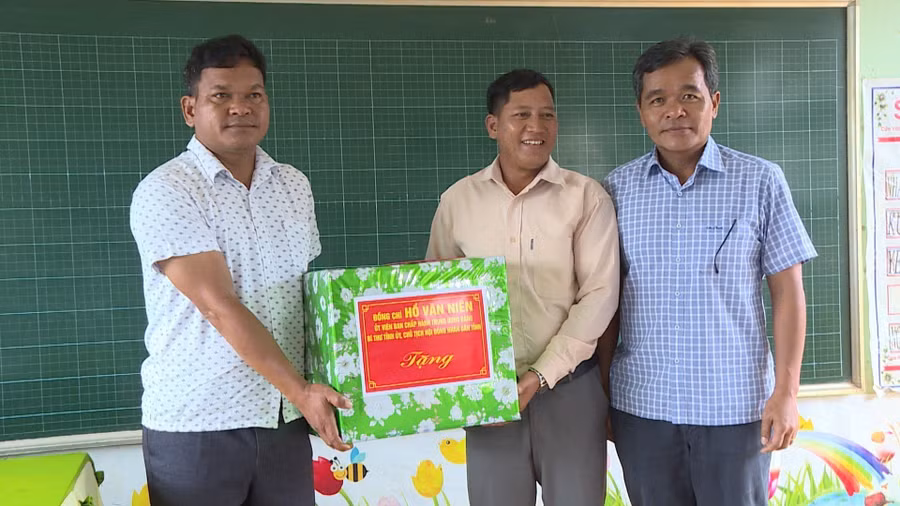 Bí thư Tỉnh ủy Hồ Văn Niên đã tặng quà cho Chi bộ làng Pyầu. Ảnh: Nguyễn Đông
