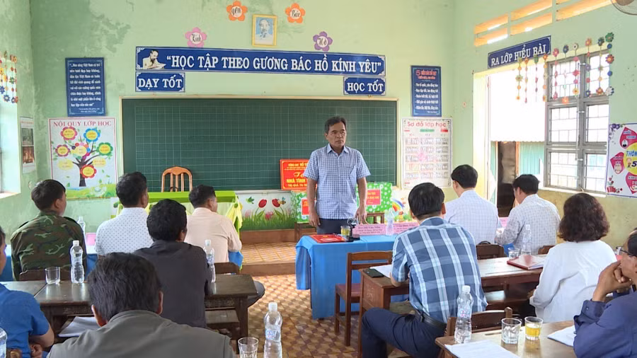 Quang cảnh buổi sinh hoạt Chi bộ làng Pyầu. Ảnh: Nguyễn Đông