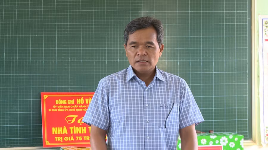 Bí thư Tỉnh ủy Hồ Văn Niên phát biểu tại buổi sinh hoạt Chi bộ làng Pyầu. Ảnh: Nguyễn Đông