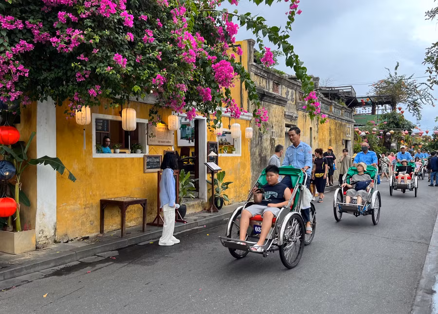 Nâng thời hạn tạm trú đối với người nước ngoài lên 45 ngày. Ảnh: Phương Vi Nâng thời hạn tạm trú đối với người nước ngoài lên 45 ngày. Ảnh: Phương Vi