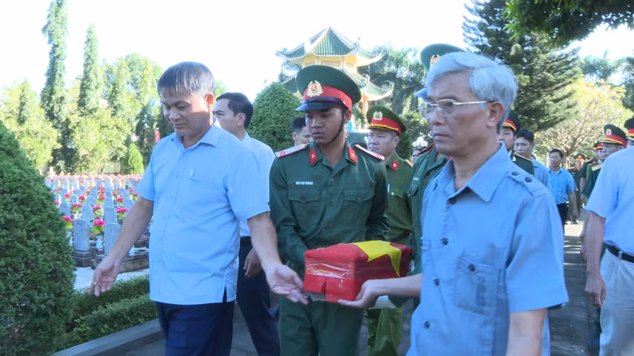 Các đồng chí lãnh đạo huyện Chư Prông đưa hài cốt liệt sĩ về nơi an nghỉ cuối cùng. Ảnh: Khánh Linh