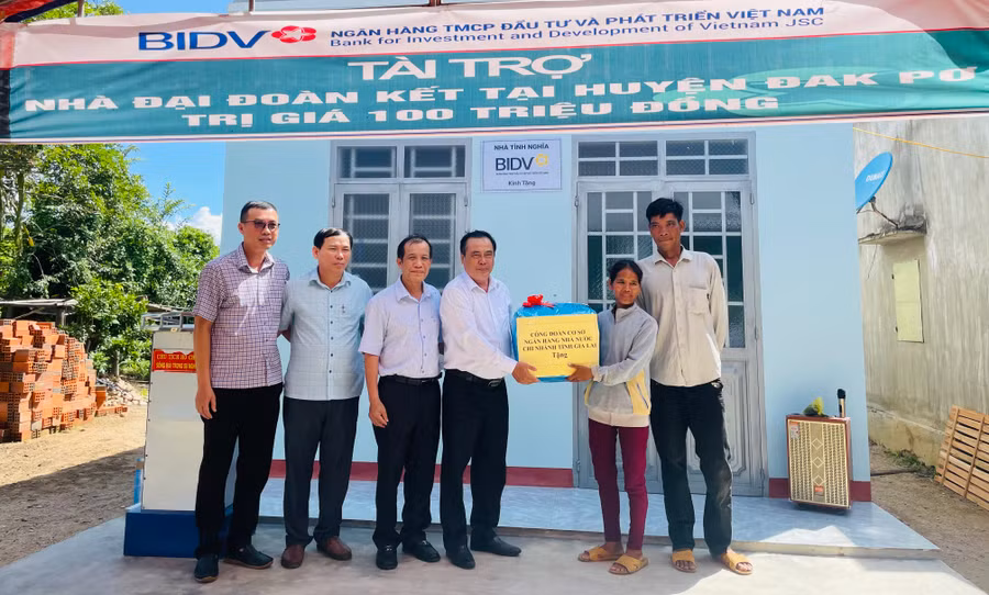 Các đơn vị tặng quà cho gia đình hộ bà Phyă (Làng Bung Bang-Hven, xã Yang Bắc). Ảnh: Nguyễn Hiền