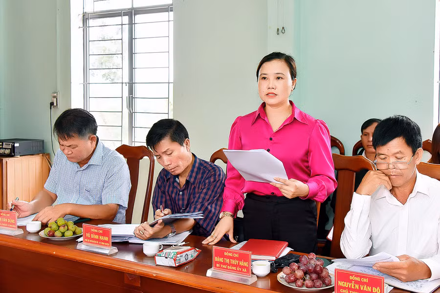 Bí thư Đảng ủy xã Ia Me Đặng Thị Thúy Hằng đề xuất tỉnh quan tâm đầu tư xây dựng đập thủy lợi thôn Xuân Me để đáp ứng nhu cầu nước phục vụ sản xuất. Ảnh: Đức Thụy
