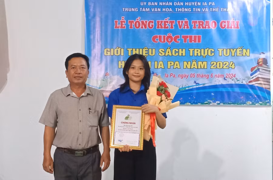 Ban tổ chức trao giải nhất cho em Bùi Thị Lan Anh (lớp 10A2, Trường THPT Nguyễn Tất Thành). Ảnh: Như Loan