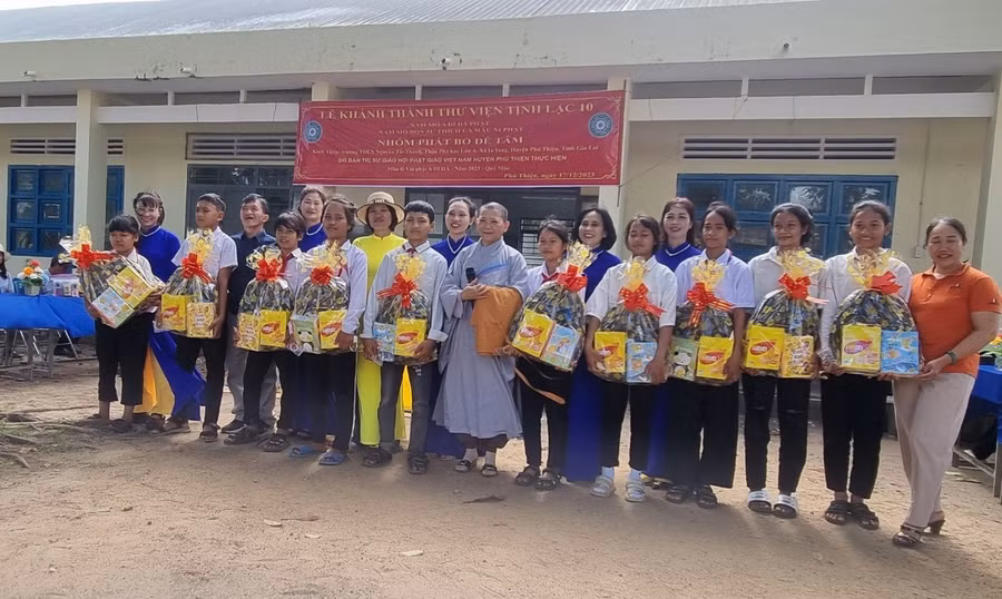 Đoàn công tác tặng quà cho học có hoàn cảnh khó khăn của Trường THCS Nguyễn Tất Thành, xã Ia Yeng, huyện Phú Thiện. Ảnh: Hồng Ngọc