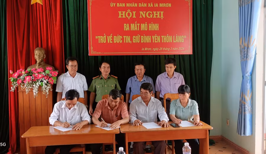 Đại diện các tổ chức ký kết giao ước thi đua thực hiện mô hình. Ảnh: Mai Linh