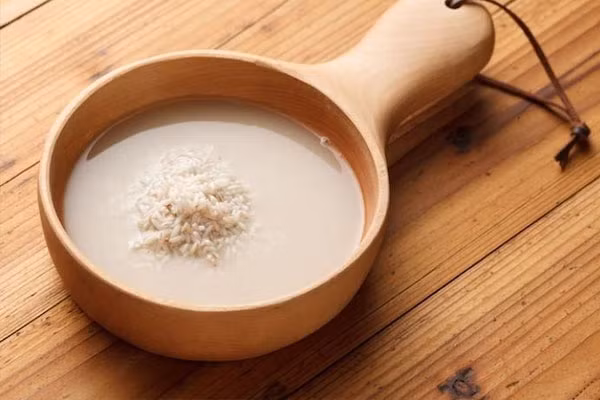 Nước vo gạo có thể đem lại công dụng bất ngờ cho làn da nếu sử dụng đúng cách. Ảnh internet