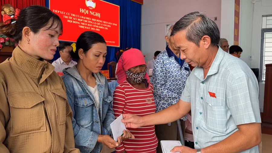 Trưởng ban Tuyên giáo Tỉnh ủy Huỳnh Thế Mạnh trao quà của Thường trực HĐND tỉnh cho các gia đình có hoàn cảnh khó khăn thuộc 6 xã, thị trấn của huyện Krông Pa. Ảnh: Quang Ngọc