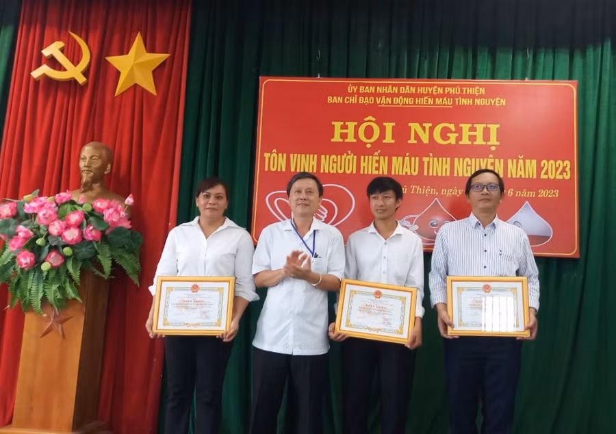 Các tập thể có thành tích xuất sắc trong công tác tuyên truyền, vận động, tổ chức và tham gia hiến máu tình nguyện năm 2023 được tặng giấy khen của Chủ tịch UBND huyện. Ảnh: Hồng Ngọc Các tập thể có thành tích xuất sắc trong công tác tuyên truyền, vận động, tổ chức và tham gia hiến máu tình nguyện năm 2023 được tặng giấy khen của Chủ tịch UBND huyện. Ảnh: Hồng Ngọc