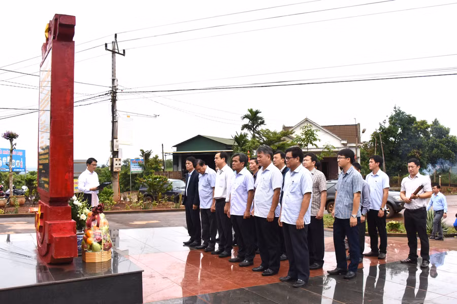 Đoàn công tác của tỉnh do Bí thư Tỉnh ủy Hồ Văn Niên làm trưởng đoàn dâng hương, dâng hoa tại Di tích lịch sử chiến thắng Pleime. Ảnh: Đức Thụy