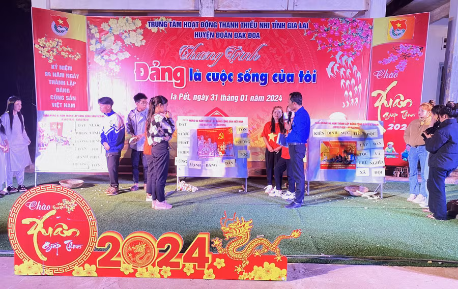 Các bạn đoàn viên thanh niên thi ghép tranh với chủ đề "Đảng là cuộc sống của tôi". Ảnh: Hà Đức Thành Các bạn đoàn viên thanh niên thi ghép tranh với chủ đề "Đảng là cuộc sống của tôi". Ảnh: Hà Đức Thành