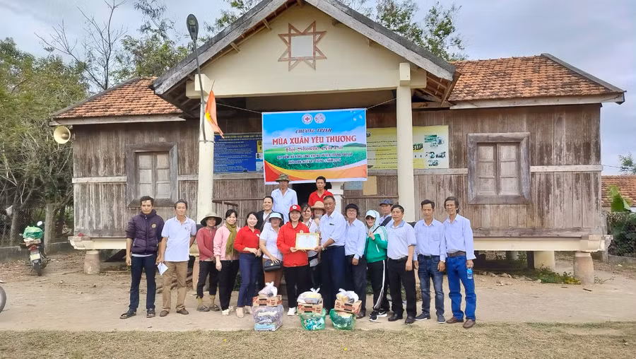 Đoàn công tác tặng quà cho đồng bào dân tộc thiểu số nghèo, khó khăn của làng Pngăl, xã Kông Lơng Khơng, huyện Kbang. Ảnh: Hồng Ngọc
