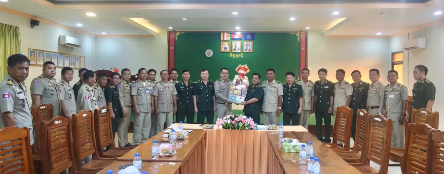 Đại tá Rơ Mah Tuân cùng đoàn công tác của Bộ chỉ huy Bộ đội Biên phòng tỉnh Gia Lai tặng quà Tiểu đoàn 623 Cảnh Sát Biên phòng tỉnh Ratanakiri. Ảnh: Kiên Quyết