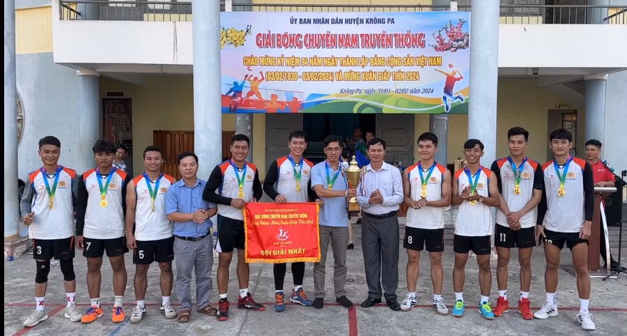 Ban tổ chức trao giải thưởng cho đội vô địch Công an huyện Krông Pa. Ảnh: Quang Ngọc