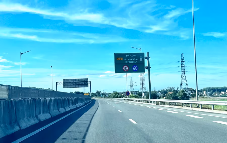 Tuyến cao tốc Quảng Ngãi-Đà Nẵng hoàn thiện giúp giao thông thông suốt, rút ngắn thời gian di chuyển cho người dân. Ảnh: Phương Vi
