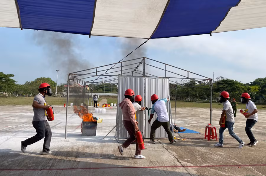 Các đội thi thực hiện phần thi do ban tổ chức đặt ra. Ảnh: Tuyết Mai Các đội thi thực hiện phần thi do ban tổ chức đặt ra. Ảnh: Tuyết Mai