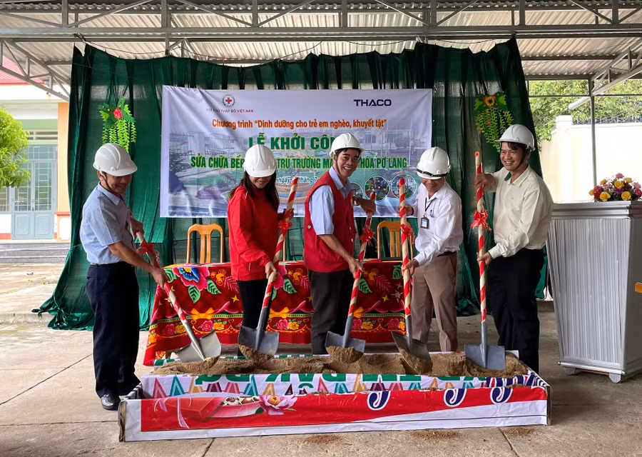Các đại biểu thực hiện nghi thức khởi công sửa chữa bếp ăn nhà trường. Ảnh: Tuyết Mai