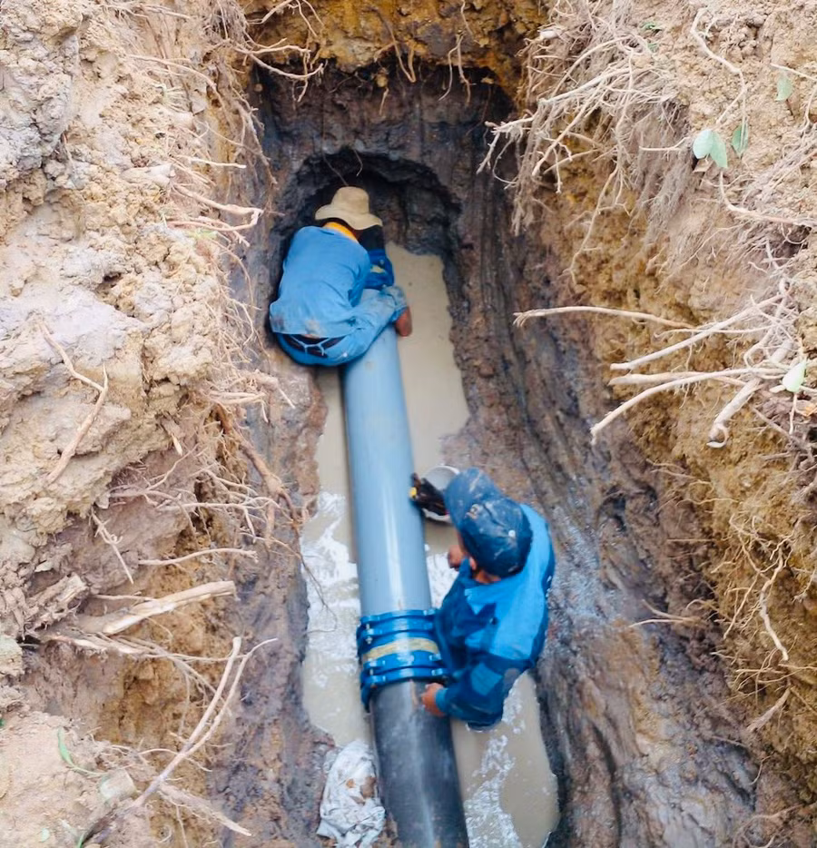 Vì đường ống chôn lấp sâu dưới lòng đất từ 2,5-3 m nên công tác phát hiện, xử lý gặp nhiều khó khăn. Ảnh đơn vị cung cấp