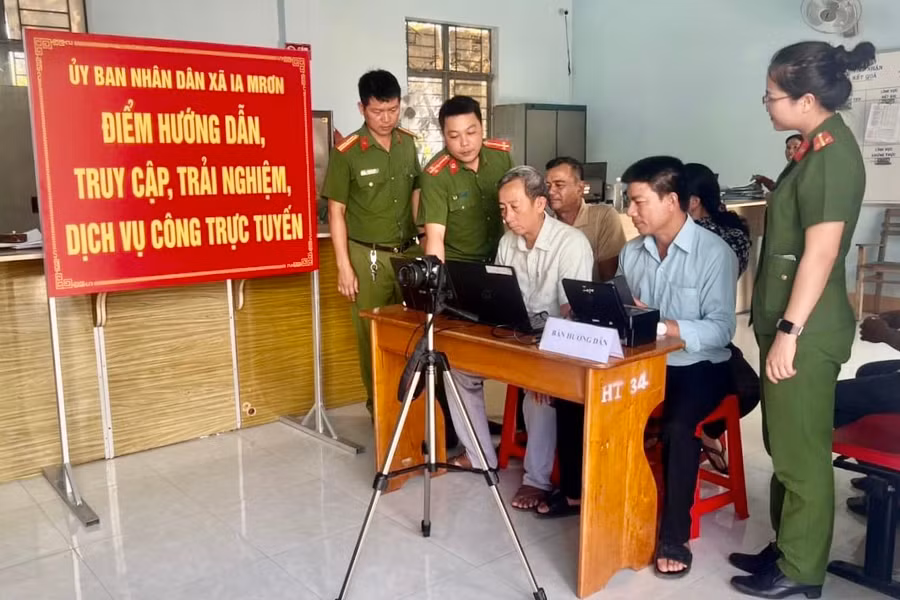Các mô hình hướng dẫn người dân sử dụng dịch vụ công và các tiện ích của Đề án 06 mang lại. Ảnh: Mai Linh