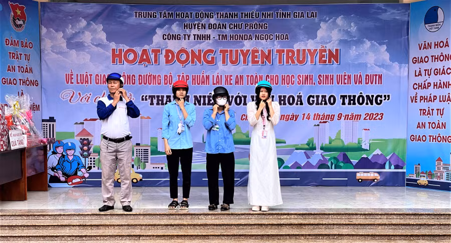 Các em học sinh tham gia thực hành đội mũ bảo hiểm đúng cách. Ảnh: Hà Đức Thành