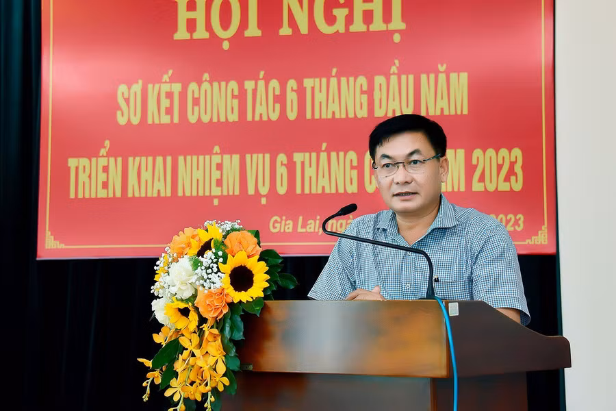 Tổng Biên tập Báo Gia Lai Huỳnh Kiên phát biểu tại hội nghị. Ảnh: Đức Thụy