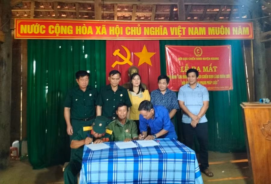 Đại diện các thành viên ký cam kết gia đình hội viên CCB không vi phạm pháp luật, tệ nạn xã hội. Ảnh: Hữu Nở