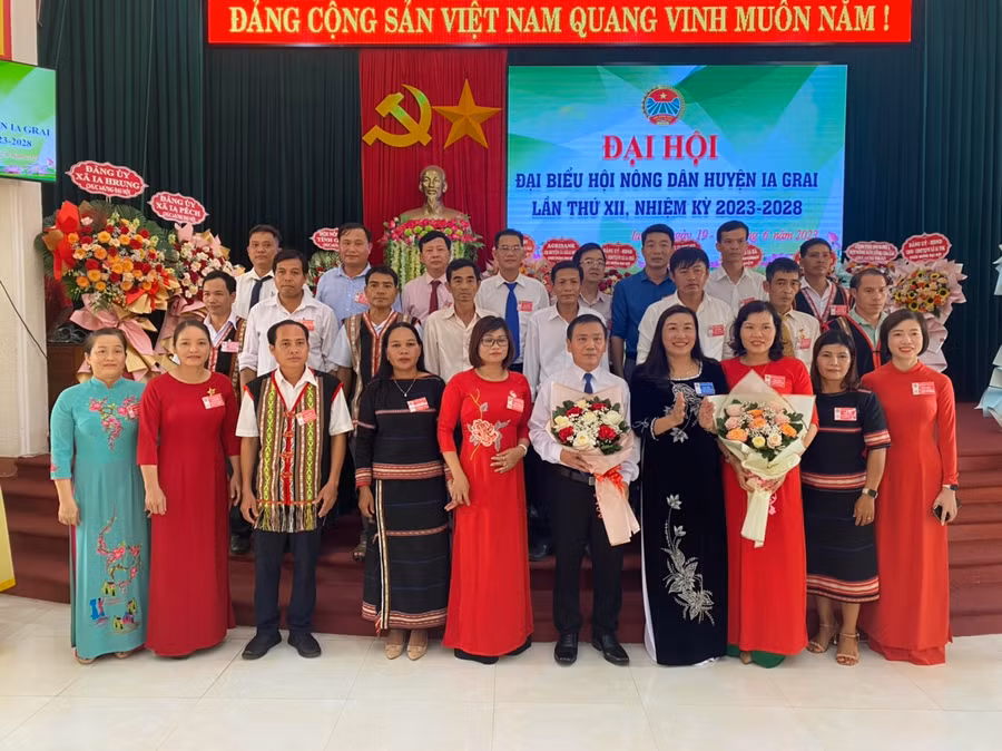 Ban Chấp hành Hội Nông dân huyện Ia Grai khóa mới ra mắt tại đại hội. Ảnh: Phương Lộc