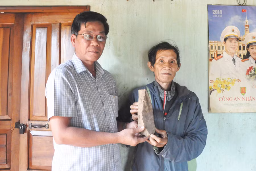 Ông Đinh Văn Đoàn (bìa phải) trao tặng mẫu gỗ trắc cho cán bộ sưu tầm của Bảo tàng tỉnh. Ảnh: N.A.M