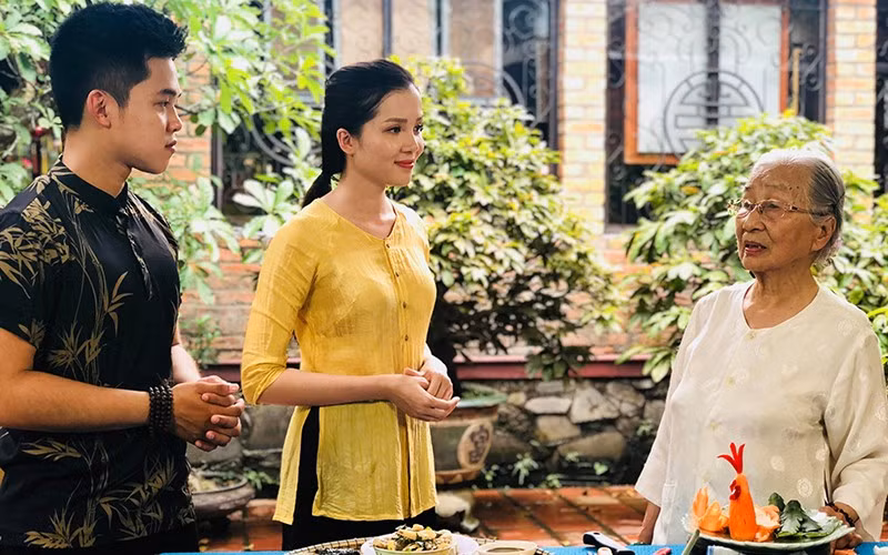 Nghệ nhân ẩm thực Mai Thị Trà (bìa phải) giới thiệu các món ăn đặc trưng Huế. Ảnh nguồn Báo Nhân Dân. Nghệ nhân ẩm thực Mai Thị Trà (bìa phải) giới thiệu các món ăn đặc trưng Huế. Ảnh nguồn Báo Nhân Dân.