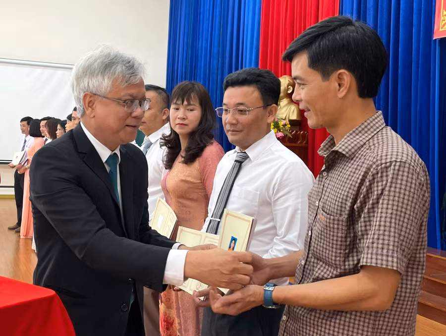 PGS.TS Lê Văn Đính-Phó Giám đốc Học viện Chính trị khu vực III trao bằng tốt nghiệp cho các học viên. Ảnh: Lam Nguyên