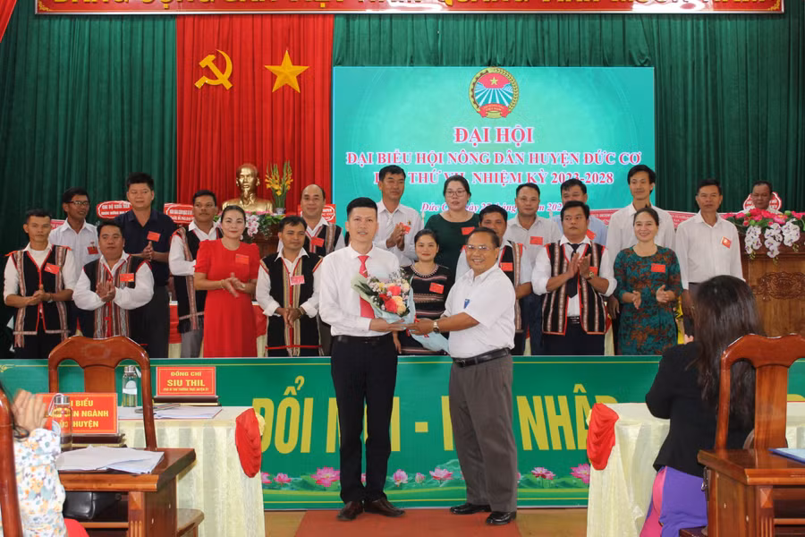 Ông Siu Thil-Phó Bí thư Thường trực Huyện ủy Đức Cơ tặng hoa chúc mừng tân Chủ tịch hội Nông dân huyện. Ảnh: Lê Văn Châu