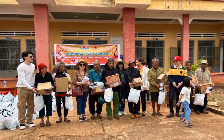 Đoàn công tác trao quà cho hộ nghèo tại xã Đak Trôi, huyện Mang Yang. Ảnh: Hồng Ngọc