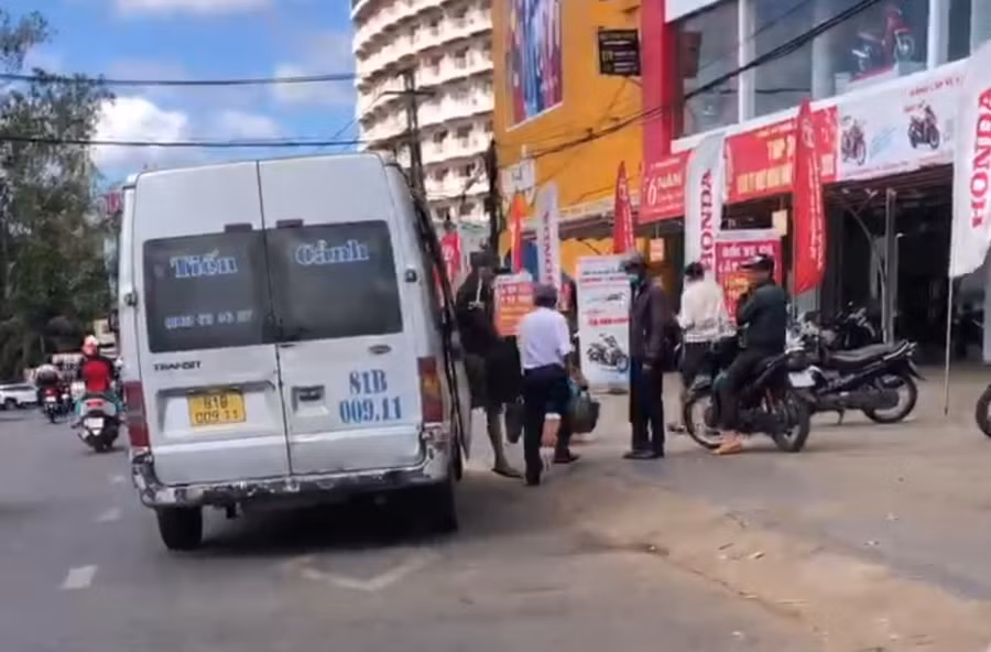 Lực lượng chức năng hóa trang, mật phục ghi hình xe khách vi phạm đón trả khách không đúng nơi quy định. Ảnh Công an cung cấp