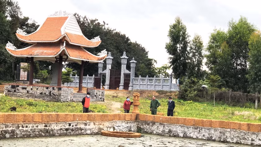 Khu di tích lịch sử Nền nhà-Hồ nước ông Nhạc đã được đầu tư xây dựng nhà bia tưởng niệm, kè đá hồ nước và cổng khang trang, bề thế. Ảnh: Ngọc Minh