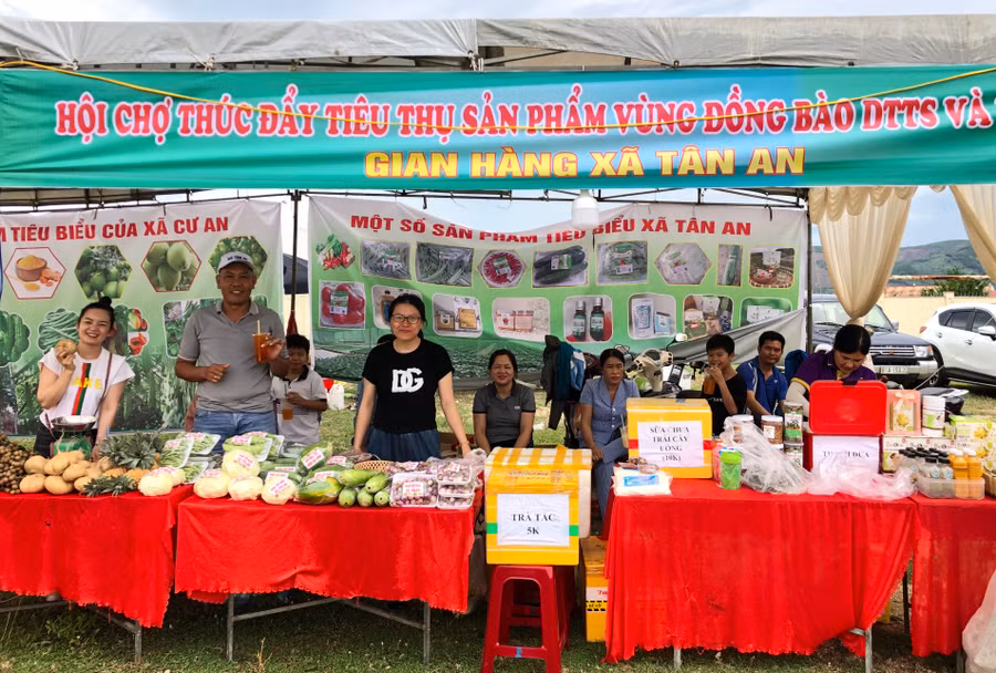 Các gian hàng tham gia tại hội chợ thúc đẩy tiêu thụ sản phẩm vùng đồng bào dân tộc thiểu số huyện Đak Pơ. Ảnh: Lan Anh