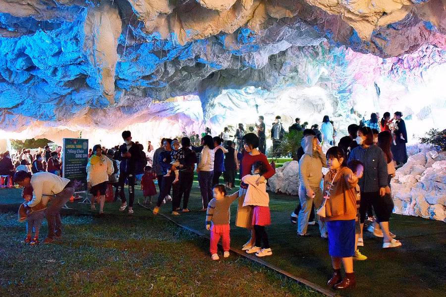 Giáng sinh 2023, Nhà thờ Thăng Thiên tạo điểm nhấn với cách trang trí hang đá trắng trải rộng trong khắp khuôn viên. Dù chưa tới lễ Giáng sinh nhưng mỗi tối, nhà thờ đón hàng trăm lượt giáo dân và người dân đến tham quan, chụp hình kỷ niệm.