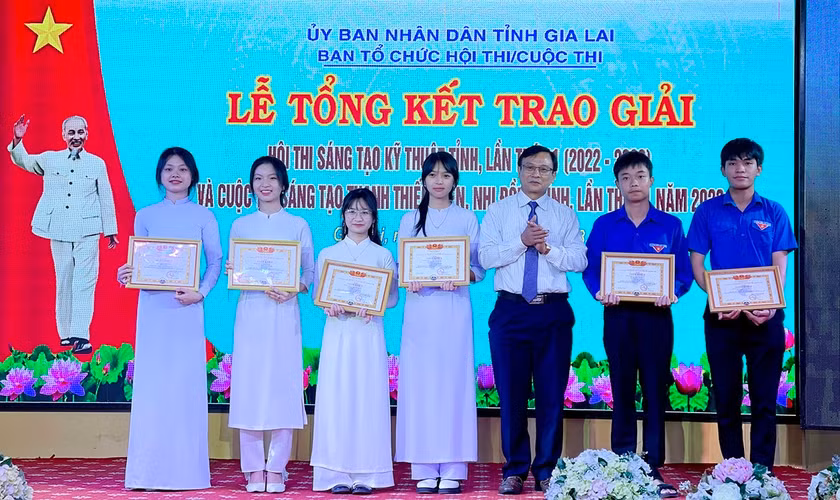 Ban tổ chức trao giải nhất cho 2 nhóm tác giả ở Cuộc thi sáng tạo thanh-thiếu niên, nhi đồng tỉnh lần thứ 11-2023. Ảnh: M.K