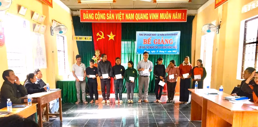 Các học viên được trao giấy chứng nhận hoàn thành khóa học. Ảnh: Hà Đức Thành
