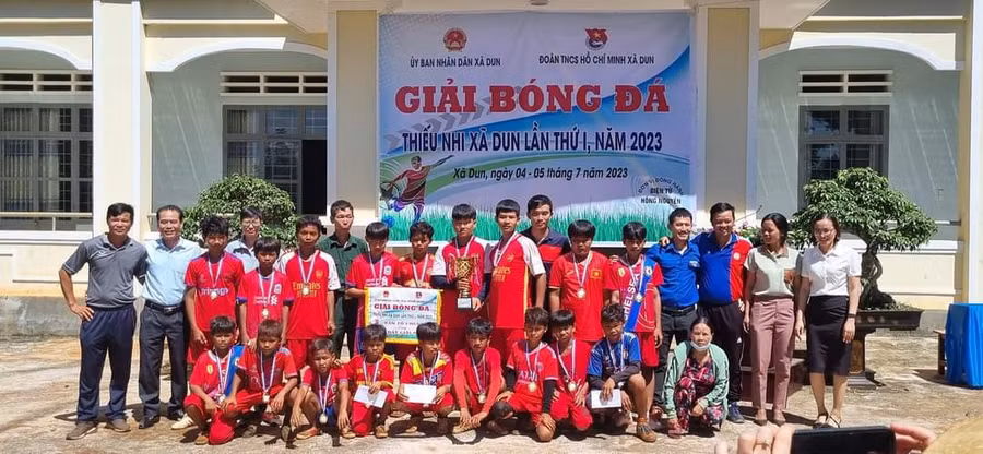 Ban tổ chức trao giải cho các đội bóng xuất sắc. Ảnh: Hoàng Viên