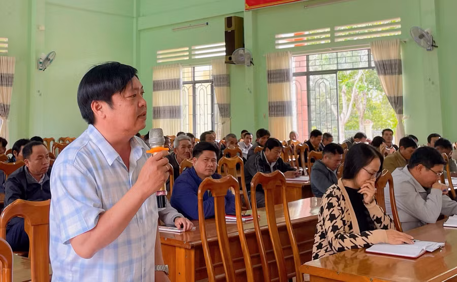 Hội viên nông dân nêu kiến nghị, đề xuất với lãnh đạo UBND huyện. Ảnh: Nguyễn Hiền