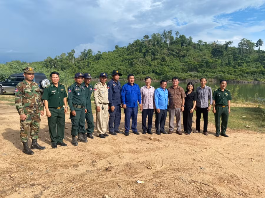 Lãnh đạo huyện Ia Grai và Đun Mia chụp hình lưu niệm tại khu vực phà 6 (xã Ia O). Ảnh: Phương Lộc