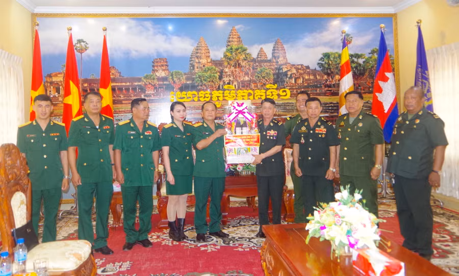 Đoàn công tác thăm, chúc tết tại Bộ Tư lệnh Quân khu 1, Quân đội Hoàng gia Campuchia. Ảnh: Thanh Tuyền